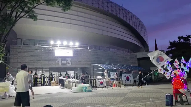 태극기, 새벽에도 계신 애국시민👍
p.s. 목소리 및 자리채우기