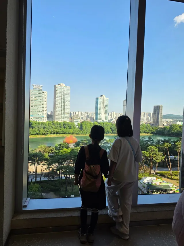 20260605 DAY+3101
잠실왔는데 석촌호수는 보고가야지 하는 마음에 롯데타워몰 노티드 방문🩵
이미 지쳤지만 잠시 쉬다가 맛있는 저녁 