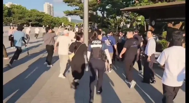 잡아라, 왜 도망쳐”… 잠실 서부지법 폭동 시즌 2

올림픽공원서 성난 폭도 , 민간인 잡고 신분증 검사 폭행

홍위병들임 지들이 가장 싫어하는