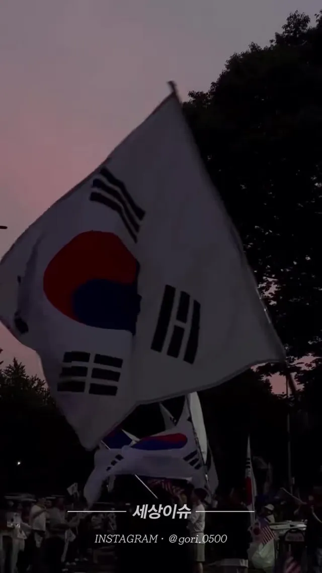 🇰🇷 6.22 올림픽공원 실시간입니다. 해가 지고 어둠이 내려앉은 시간에도 많은 분들이 한자리에 모여 각자의 방식으로 목소리를 내고 있습니다