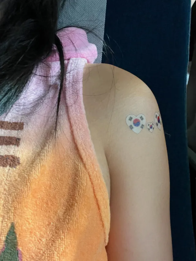 태극기 타투 도시락 싸들고 올공가는 길 ☺️핸드폰에 붙일 태극기 스티커도 한움큼 있데이~ 다 나눠줄 때까지 대구 안내려갈거디~