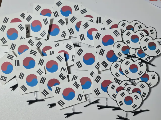 사부작러의 태극삔만들기 
이따 남편 오후 퇴근하면 딸둘델고 4~5시쯤?갈듯해
태극기 삔가지고싶은사람...?(잇나.....)