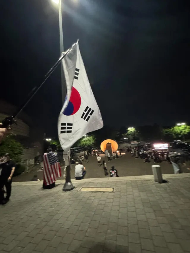 어제밤 올공 한켠에서 영상차량와서 홍콩 민주화운동 다큐영상 틀어주셨는데 유튜브에서 볼수있는 방법 없을까요??