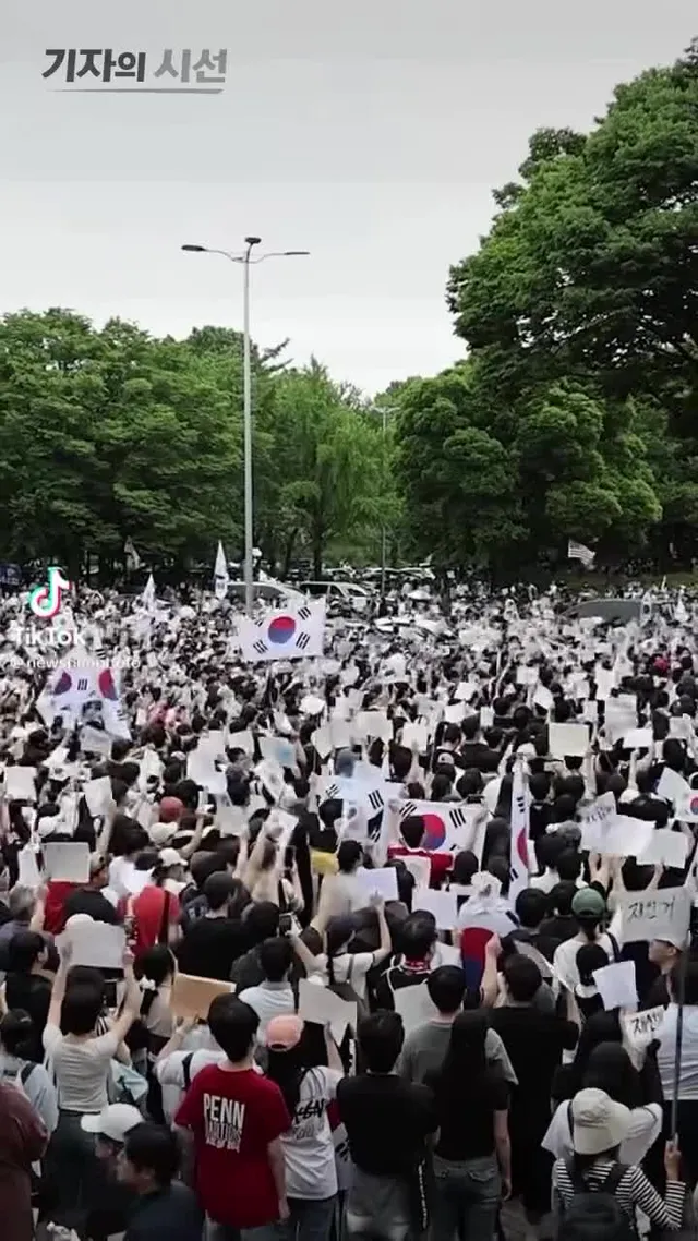 어제는 순국선멸을 기리는 6월6일 현충일 이었습니다.

5.18이 광주의 민주화 운동 이라면 그 이름도 역시속에 사라져야야 할 것 입니다.

6