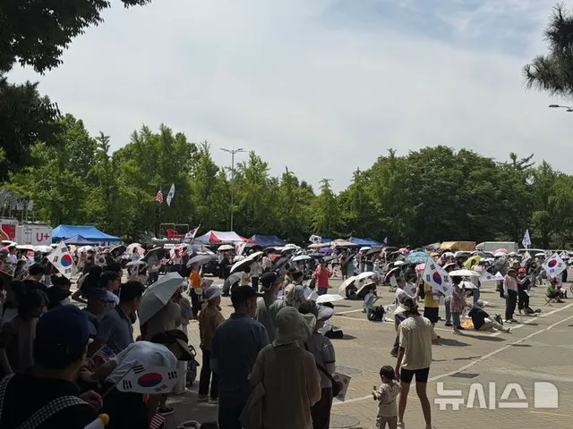 '잠실 개표소 봉쇄' 23일째…땡볕에 시위대 줄고, 청년층 발길 '뜸'

[서울=뉴시스]이다솜 기자 = 6·3 지방선거 투표용지 부족 사태를 규