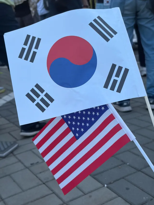 태극기 흔들고있는데 뭘자꾸주셔…