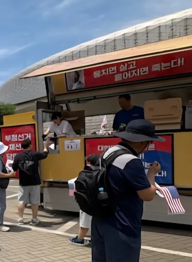 커피차 오픈! 한창 더운 시간에 모여준 애국자들 고마와🩷🔥🇰🇷