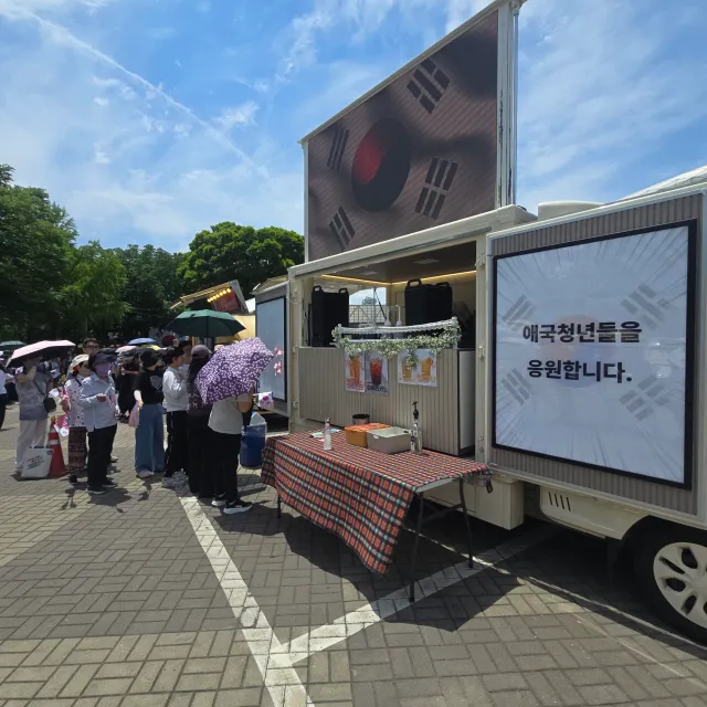 커피차 쏘기 좋은 날씨입니다.
매번 불러주셔서 가다가 이렇게 봉사활동 과 재능기부하면 뿌듯합니다. 
매번 저희 푸드트럭 찾아주신분들 덕분에 이렇