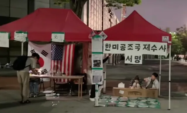 어제 올공 방문 후기

개인정보 수집 동의도 없는
수기 서명 명부에 이게 뭔가 싶고,

대한민국 주권을 되찾기 위한 시민운동에
트럼프가 왜 있는