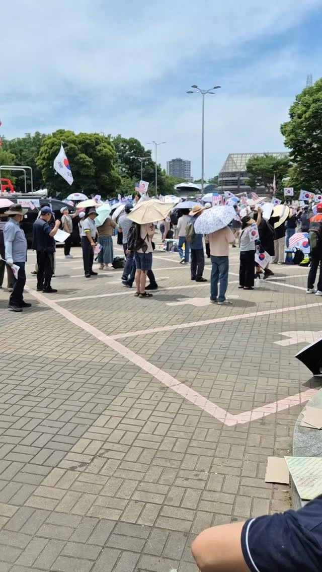 하나님이 보우하사 우리나라만세~
오전에는 사람이 조금 적었는데
오후가 되면서 점점 많아지는 중🔥