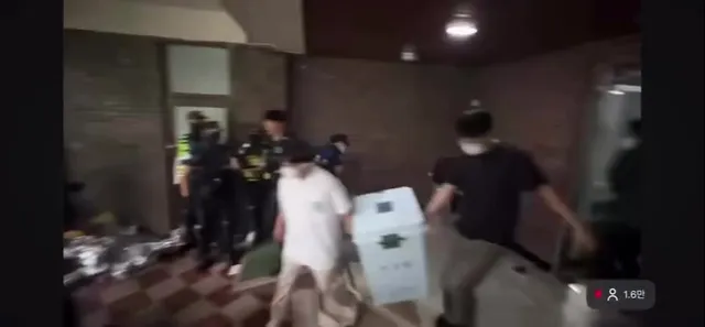 잠실 현재상황 
경찰이 시민 머리채 잡고 시민 끌어내 투표함 수거해가심