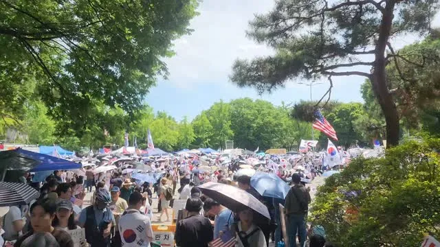 지금 올림픽공원.오늘 햇빛 엄청 뜨거운데 올림픽공원 열기가 더 뜨겁네