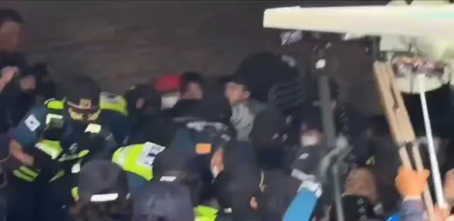 영장도 없이 들이닥쳐 사람들을 연행하고,
무력으로 투표함까지 가져가는 모습을 보며 많은 의문이 든다.
과거 실체 없는 독재의 그림자에 분노하던
