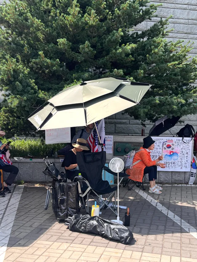 1-3옆에 파라솔 펴고 앉아있습니다! 
날씨 키링 받고 싶으신 분들은 편하게 와주세용
오후에 오시는 분들 중에 받고 싶어 하시는 분들도 계셔서 