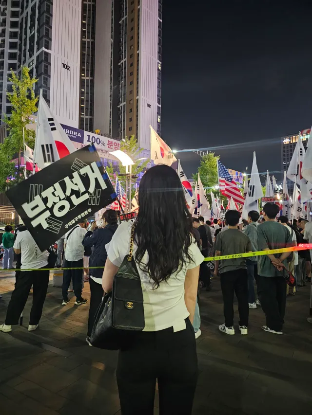 정치 관심없다는 동생아! 나도 얼마전까지 몰랐다
멀리까지 와줘서,내말 들어줘서 고마워
담에 기꺼이 함께하자고 해줘서 고맙다
한명씩만 계몽시켜도 