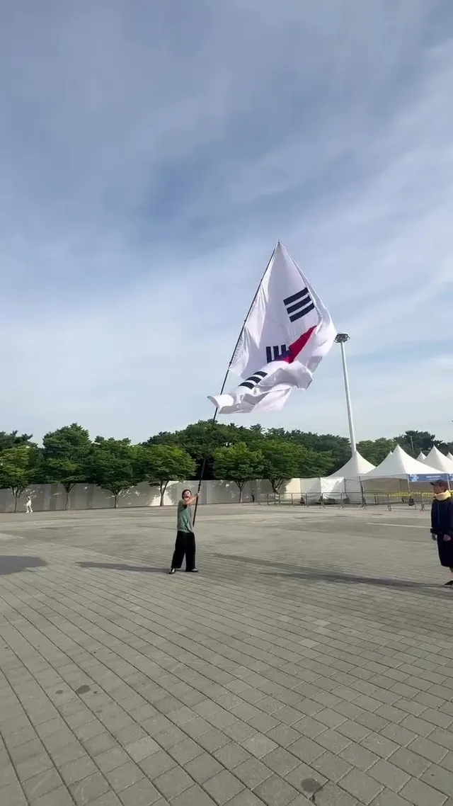 아름다운청년 대형 태극기를 흔드는 자유 대한민국의 멋진청춘🇰🇷 정말 감사합니다 🙏