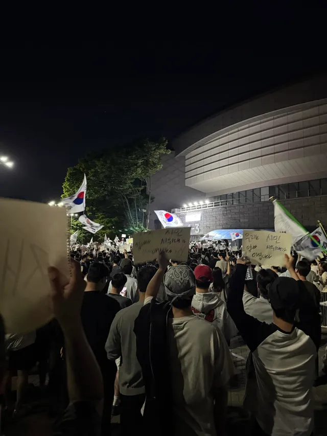 늦게나마 잠실 왔는데
전부 2030이에요
40대이상은 오히려 찾아보기가 힘들어요
대박이네요 ,,,