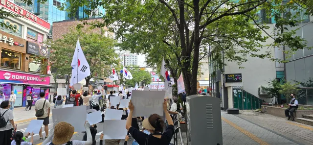 지금 신촌에서(2호선 신촌역 2,3출구) 진행중인 재선거 집회입니다!