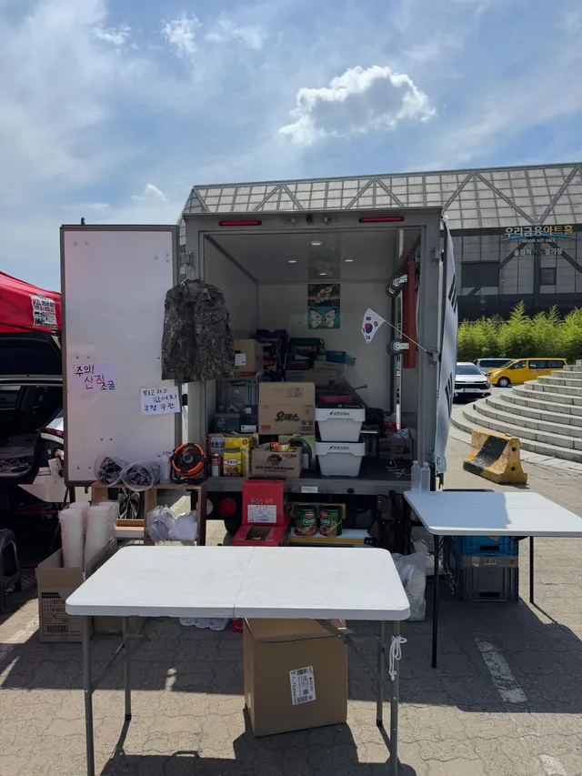 안녕하세요! 1-2의 말뚝, 멸공카페입니다. 
금일 시원한 화채 쥰비중입니다. 
조금 여유롭게 찾아주시면 좋습니다!!
준비중이에요!