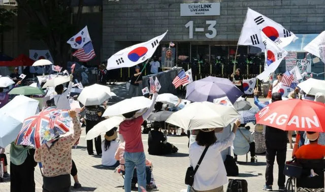 폭염 속 잠실 '개표소 봉쇄' 시위 23일째…무더위에 시위 참가자도 증발

무더위가 지속되며 6·3 지방선거 투표용지 부족 사태를 규탄하는 개표