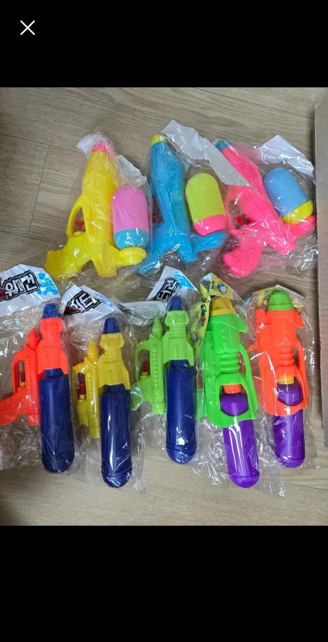 오늘의 준비물들  물총으로 시원한 주말  다들 놀러가는데 우리도  워터물총 축제를 즐깁시다
오늘 6시 어제  댄스배틀했던곳 어때? 
물한통씩은 
