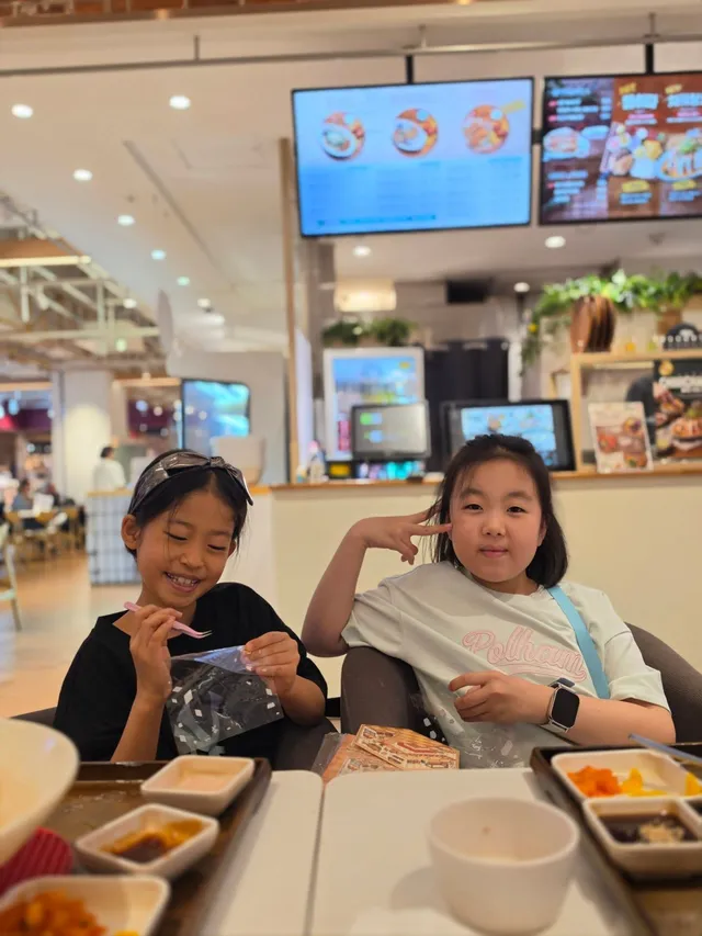 20260605 DAY+3101
잠실왔는데 석촌호수는 보고가야지 하는 마음에 롯데타워몰 노티드 방문🩵
이미 지쳤지만 잠시 쉬다가 맛있는 저녁 