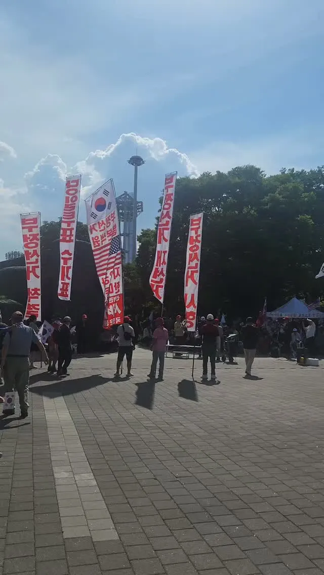 올공 6.27 16시 올공숲 지킴이

왠일로 젊은 여성층이 늘었나 했더니 콘서트
음음 그럴 수 있지 오면 대진연 몰이 당하는데 어케 와.. 같이