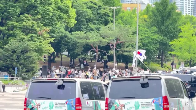 밤새 자리 지키고 갑니닷 🥹
새벽 ~ 아침에 많이 빠지셨고 경찰 분들은 
크게 진압 안 하시고 가셨어요 ! 
남은 분들이 더 소리 내고 계시네