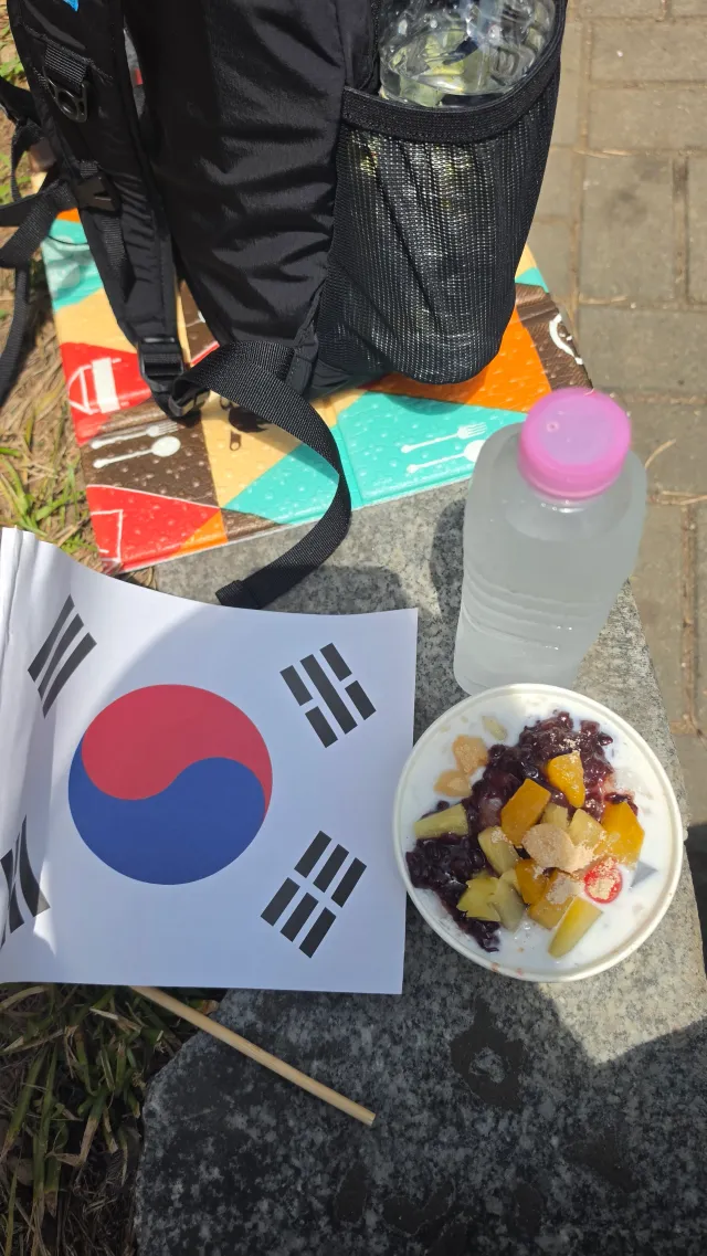 너무 덥다..ㅠㅠ 쉬다가 밥먹으러 가야지.. 하면서 그늘에 쉬고 있는데 자꾸 힘들지 대견해 하면서 간식거리 소매넣기 당했어요. 이전엔 구호 외치