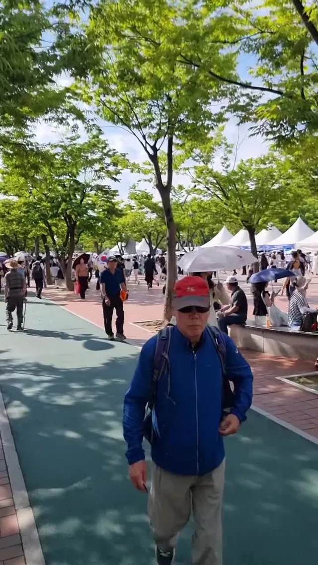 실시간 16:10 올림픽공원
도착!! 오늘 뭐 아이돌 공연하나요??...
어지간히 사람도 많지만.. 애국때문은 아닌듯 합니다 ! 올공 입구는 빠