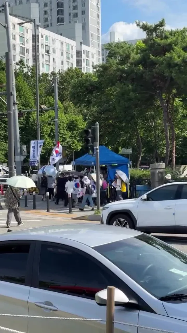 올공 도착
지하철 입구 쪽에 얘네 뭐하는 애들임? 가사가 씨발인데