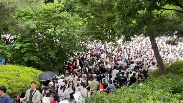 집에 있기 너무 가슴이 답답하고
아무일 없는듯 일상생활을 하기에는 
너무너무너무 죄스러워서 뛰쳐나왔는데요,

머리털나고 태극기를 이렇게 값지게 