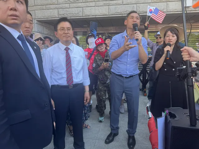 올림픽공원 핸드볼경기장 1-3 출구 앞에서 시민들에게 메시지를 전달하고 있는 모스 탄 대사님!