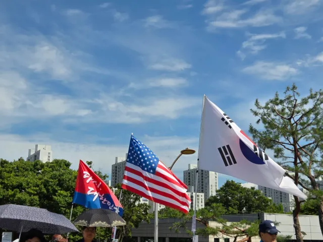 뉴스랑 유튜브에서 본거랑 확실히 다르다....현실을 보니 와닿는다.