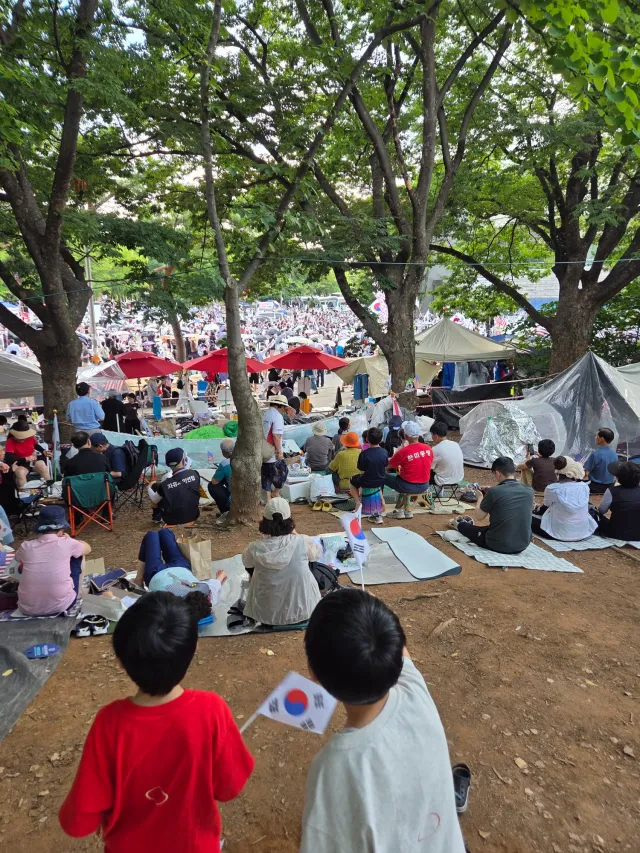 아이들이랑 올림픽공원에 왔음
열심히 태극기흔들다가 땅파고 놀다가
놀면서 애국하자 내사랑들♡

얼음이랑 물도 나눠주시는 어르신분들 감사합니다.