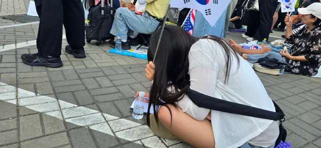 이재명 대통령님..대학생이 여기 1-3 앞에와서 기말공부를 하고있습니다..와서 대한민국의 소리를 한번만 들어봐주세요..