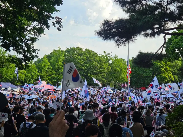 사람이 줄기는 커녕, 3주째 나오는 내가 느끼기엔  이 열기는 점점 뜨거워져만 간다. 그리고 점점 이 나라의 기운이 살며시 움직여지는 것도 느껴