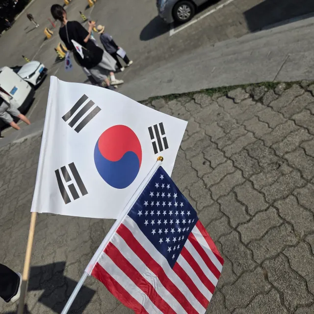 자칭 애국보수라 칭하면서 이때까지 올림픽공원을 안 갔던 나를 반성했을 정도로 너무 좋은 시간이었다.

민주주의를 파괴하는 세력에 반대하는 청년들