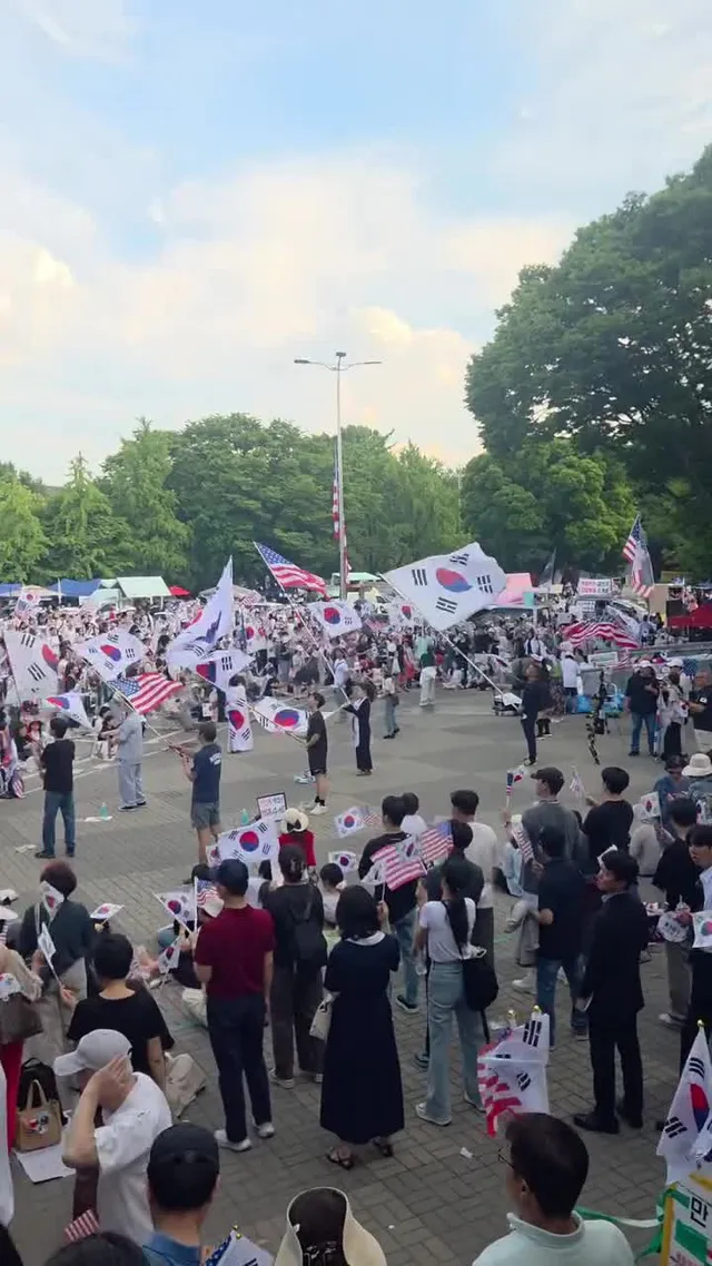 너무 더웠는데
햇빛이 점점 사라지기 시작했네요
토요일 18시 1-3 실시간입니다!!