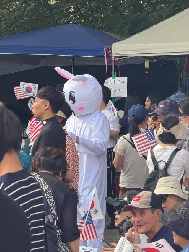 올공왔는데 입구에 흰토끼가 사탕나눠주고 있는데 뭐임?