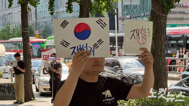홍대는 한 자릿수, 올공엔 중장년…쪼개진 '부정선거 재선거'

이재명 대통령 명예훼손 혐의로 경찰 수사를 받고 있는 모스 탄(단현명) 교수가 2