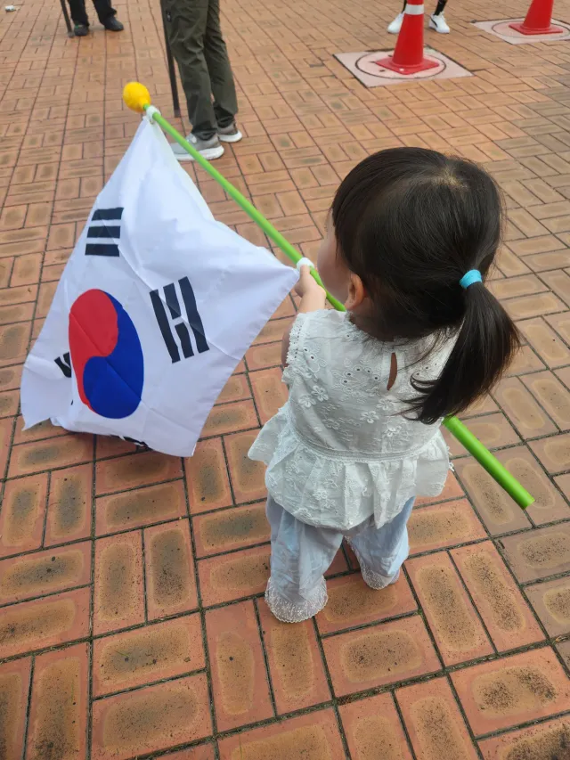 대전의 올공, 대전의 선관위에서
부정선거 원천무효 당일투표 수개표를
아이와 함께 태극기를 흔들며 외치고 왔어 !
오히려 아이가 더 좋아하는 시간