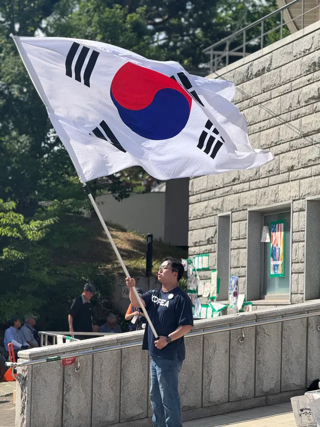 1-2 여러분 함께해서 즐거웠습니다.

대형 태극기 힘차게 펄럭일 수 있어서 영광이였습니다!

자유대한민국 만세!!! 🇰🇷🫡❤️

또 올게