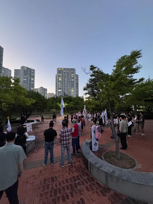 부정선거 재선거!!!
당일투표 수개표!!!

지금 율하에서 외치고있습니다!!!
율하에 계신 주민분들!!!
함께 외쳐주세요!!