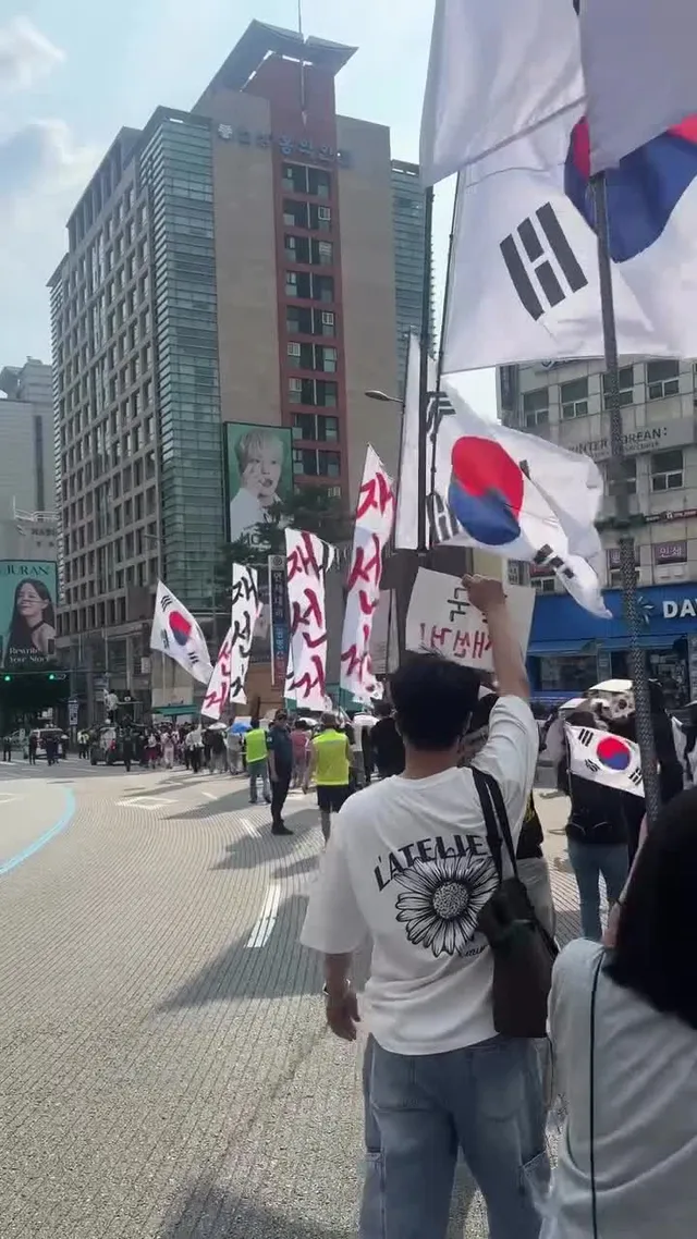서초집회 처음인데 원조는 원조구나
진짜 사람들이 파이팅이 넘치네
그리고 재선거만 외치니깐
의도 전달도 잘되고 시민 호응도 좋더라
그런데 자꾸 구