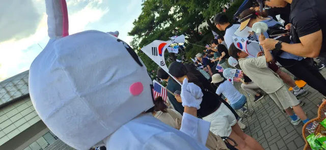 이새끼 오늘 왓는데
낼또오면 어떻게?

나 지금 존나 무서워ㅠㅠㅠㅠㅠㅜ
낼도ㅜ올공갈건데 
이새끼 낼도 오는거 아니냐고;;;;;;;;;