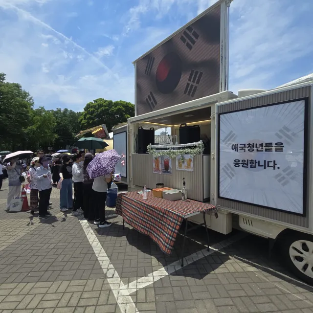 커피차 지원 다녀 왔습니다.

고생한다고 따뜻한 한마디, 한마디 들으니까
뭉클하고 더 많이 드리고 싶더라구요.

더운데 고생하시는 애국청년, 어
