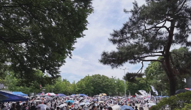 오늘 구호 외치다가 너무 더워서
할리스에 도망쳐있었는데,
옆에 할머님이 앉으시길래,
저도 혼자니까 편하게 같이 앉으셔도 된다고 말씀드렸음.

그