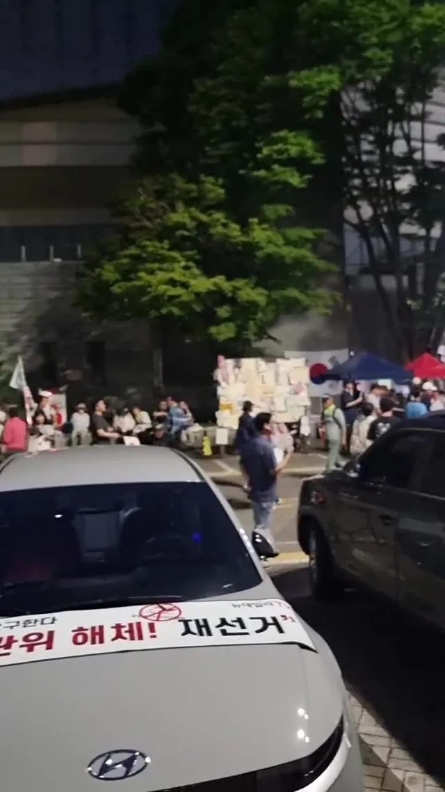 [실시간] 올림픽공원 20:33
저녁이 되니 사람이 점점 많아지네요ㅋㅋ
애국강아지들은 간식 받아가세요❤️
온지 벌써 4시간이 지나갑니다 !! 
