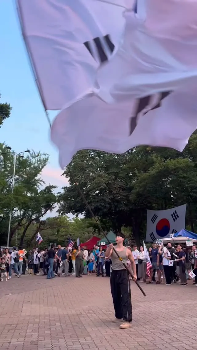 쉬고 싶고 놀러가고 싶은 주말에도 다들 모여서 민주주의를 지키기 위한 목소리를 내고 있습니다 얼른 오시죠
한 명 한 명의 목소리가 모이면 큰 함